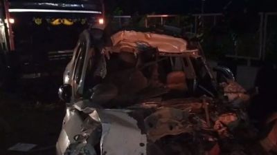 Breaking : तेज रफ्तार डस्टर ट्रक से टकराई, कार के उड़े परखच्चे