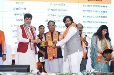 मुख्यमंत्री निवास में आयोजित उत्कृष्ट सदस्यता सम्मान समारोह में आरंग विधायक गुरु खुशवंत साहेब जी को सदस्यता रत्न सम्मान से नवाजा गया मुख्यमंत्री निवास में आयोजित उत्कृष्ट सदस्यता सम्मान समारोह में आरंग विधायक गुरु खुशवंत साहेब जी को सदस्यता रत्न सम्मान से नवाजा गया