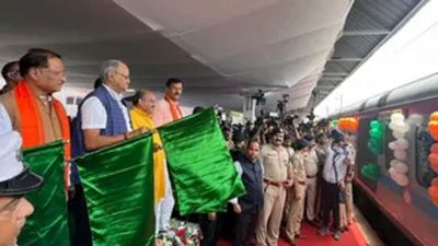 रायपुर-जबलपुर के बीच शुरू हुई इंटरसिटी ट्रेन सेवा, सीएम साय ने हरी झंडी दिखाकर किया रवाना… रायपुर-जबलपुर के बीच शुरू हुई इंटरसिटी ट्रेन सेवा, सीएम साय ने हरी झंडी दिखाकर किया रवाना…