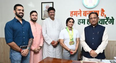 मुख्यमंत्री से एशियन अफ्रीकन पैसिफिक पावरलिफ्टिंग चैंपियनशिप की स्वर्ण पदक विजेता सुश्री नमी राय पारेख ने की मुलाकात मुख्यमंत्री से एशियन अफ्रीकन पैसिफिक पावरलिफ्टिंग चैंपियनशिप की स्वर्ण पदक विजेता सुश्री नमी राय पारेख ने की मुलाकात