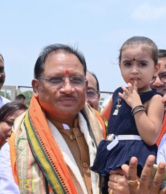 नन्ही सृष्टि को गोद में उठाकर मुख्यमंत्री विष्णु देव साय ने रच दिया अपनत्व और स्नेह का अविस्मरणीय पल नन्ही सृष्टि को गोद में उठाकर मुख्यमंत्री विष्णु देव साय ने रच दिया अपनत्व और स्नेह का अविस्मरणीय पल