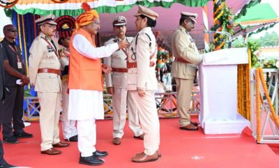 मुख्यमंत्री के हाथों राष्ट्रपति द्वारा प्रदत्त पदक से सम्मानित हुई उपजेल अधीक्षक मधु सिंह चंदेल