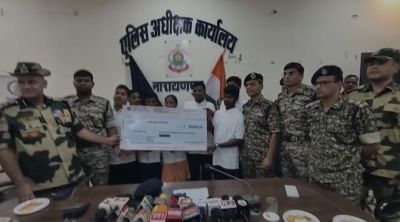 नक्सली संगठन को बड़ा झटका, 30 लाख के 8 इनामी नक्सलियों ने किया सरेंडर