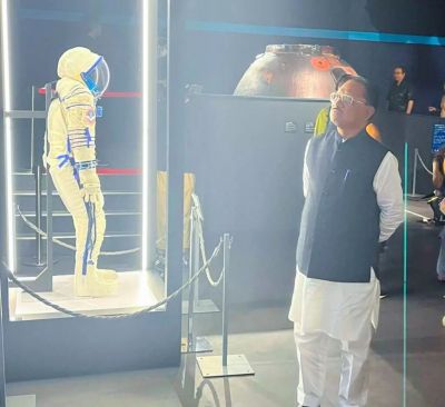 सीएम विष्णुदेव साय ने डीप स्पेस &ndash; टू द मून एंड बियॉन्ड प्रदर्शनी का किया अवलोकन