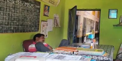 नशे में टल्ली हेडमास्टर..सीएम-पीएम का नाम ही नहीं पता&hellip;कुर्सी पर पैर रखकर फरमा रहा था आराम&hellip;अधर में नौनिहालों का भविष्य