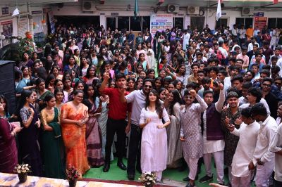 फ्रेशर्स ने वेलकम पार्टी में लगाए जमकर ठुमके