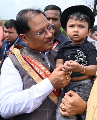 &nbsp;सरल और सहज मुख्यमंत्री&nbsp;विष्णु देव साय का दिखा अपनत्व, नन्हे इवान को गोद में लेकर किया दुलार