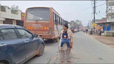 CG &ndash; मां तुझे सलाम : महिला कांस्टेबल अपने बच्चे को गोद में लेकर निभा रही है देश के प्रति अपनी ड्यूटी