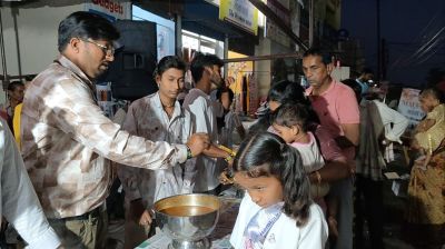 गणेश विसर्जन उपरांत उत्कर्ष गणेशत्सव समिति चंगोराभाठा द्वारा विशाल महाभण्डारे का आयोजन किया गया 