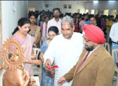 गुरुकुल महिला महाविद्यालय कालीबाड़ी चौक रायपुर के प्रेक्षागृह  में नव प्रवेशित छात्राओं के लिए दीक्षारंभ कार्यक्रम आयोजित किया गया