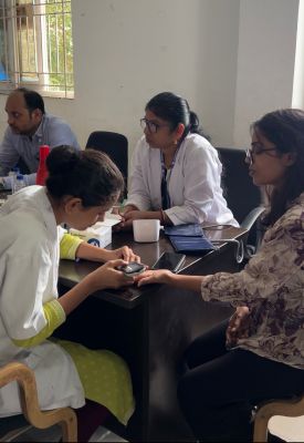 निशुल्क स्वास्थ्य शिविर का हुआ आयोजन, 250 से ज्यादा लोगों की हुई जांच, 45 लोगों ने ब्लड डोनेट किया