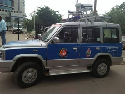 डायल-112 के पुलिसकर्मी से मारपीट, बदमाशों ने वर्दी फाड़कर गाड़ी जलाने की दी धमकी