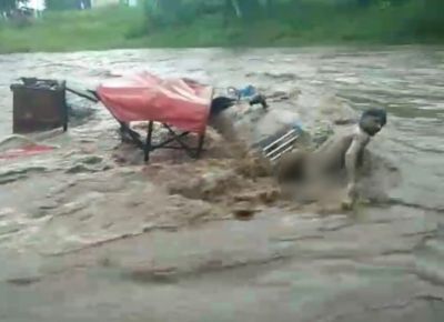 CG &ndash; बारिश बनी काल : बाढ़ की चपेट में आने से ट्रैक्टर-ट्रॉली में सवार 7 मजदूर बहे, मचा हड़कंप