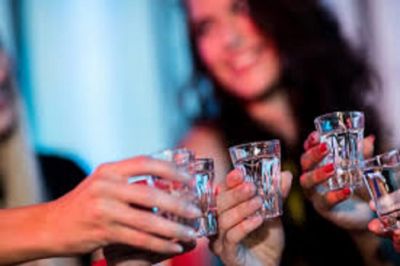 आधी रात क्लब में परोसी जा रही थी शराब: नशे में झूम रहे थे हाई प्रोफाइल लोग, पुलिस ने मारी रेड