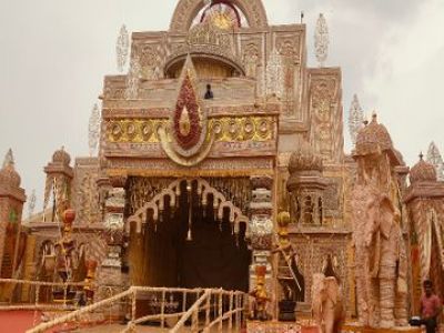 CG : यहां बना छत्तीसगढ़ का सबसे बड़ा दुर्गा पंडाल, इतने लाख वर्गफुट में बनकर हुआ तैयार, माता की प्रतिमा भी है खास&hellip;..