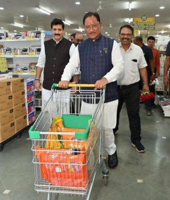 जब मुख्यमंत्री खुद बने ग्राहक : घरेलू सामान की शॉपिंग कर उठाया जीएसटी दरों में कटौती का लाभ, जनभावनाओं से हुए रूबरू 