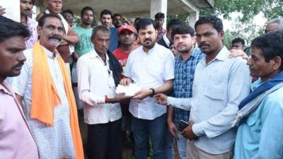 गोदावरी प्लांट हादसा : विधायक अनुज शर्मा ने दो स्थानीय मृतकों के परिजनों को सौंपा 46.50 लाख का चेक