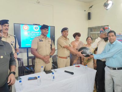  राष्ट्रीय सेवा योजना दुर्गा महाविद्यालय के ट्रैफिक मितान स्वयंसेवकों को मिला हेलमेट 