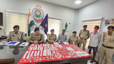 Crime News: ज्वेलरी शॉप चोरी का खुलासा: नाबालिग समेत दो आरोपी गिरफ्तार, लाखों के जेवर बरामद