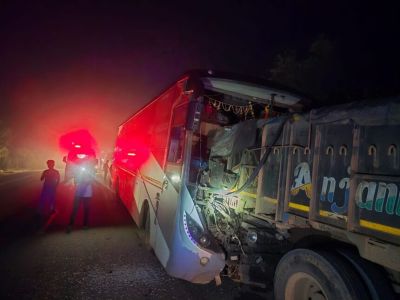 CG : कांकेर में भीषण सड़क हादसा — नेशनल हाईवे 30 पर ट्रक से टकराई बस, 12 यात्री घायल CG : कांकेर में भीषण सड़क हादसा — नेशनल हाईवे 30 पर ट्रक से टकराई बस, 12 यात्री घायल