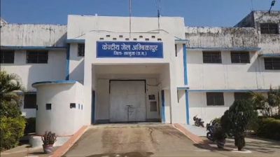 CG : मेडिकल कॉलेज के जेल वार्ड से दो कैदी फरार, मचा हड़कंप, दो पुलिसकर्मी सस्पेंड CG : मेडिकल कॉलेज के जेल वार्ड से दो कैदी फरार, मचा हड़कंप, दो पुलिसकर्मी सस्पेंड