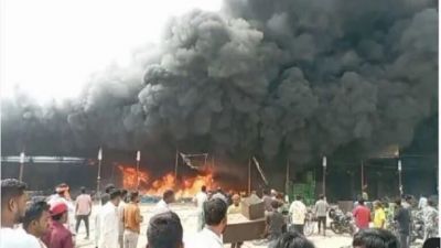 CG : सब्जी मंडी में लगी भीषण आग, कई दुकानें जलकर खाक, लाखों का हुआ नुकसान