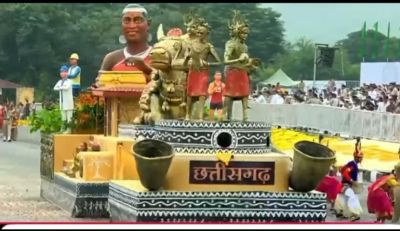 गुजरात की धरती पर बस्तर का सम्मान &mdash; एकता परेड में छत्तीसगढ़ की झांकी ने दिखाया विकास का नया मॉडल, पीएम हुए प्रभावित