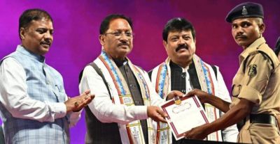 दो शहीदों के परिजनों और 12 पुलिस जवानों को सीएम साय ने प्रदान किए वीरता पदक