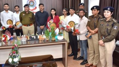 सीजीपीएससी टॉपर्स का एसएसपी अग्रवाल ने किया सम्मान, फील्ड में सफल होने दिए टिप्स