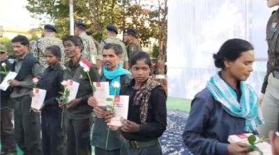 Breaking : 1 करोड़ के इनामी रामधेन सहित 12 नक्सलियों ने छोड़ा हथियार, किया सरेंडर 