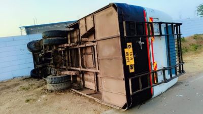 Accident : चौथिया जा रही तेज रफ्तार बस पलटी, 40 यात्री थे सवार, मची चीख-पुकार Accident : चौथिया जा रही तेज रफ्तार बस पलटी, 40 यात्री थे सवार, मची चीख-पुकार