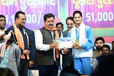 उपमुख्यमंत्री विजय शर्मा ने साउथ एशियन बॉल बैडमिंटन चैंपियनशिप में स्वर्ण पदक जीतने वाली कवर्धा की बेटी रिया तिवारी का किया सम्मान&hellip;..