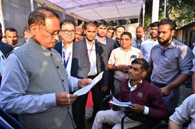 दोनों पैर से दिव्यांग राज शर्मा को 20 हजार रूपए की आर्थिक सहायता&hellip;.