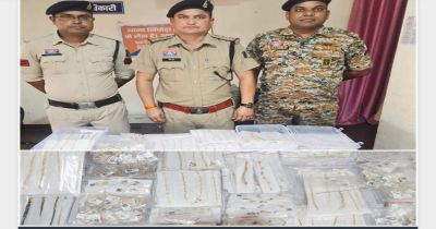 कार की सीट के नीचे छिपा था 9 करोड़ 27 लाख 84 हजार 220 का सोना, 3 गुजराती गिरफ्तार