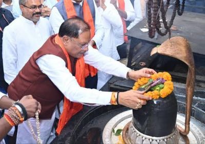 गुरु पूर्णिमा पर कोसमनारा पहुंचे मुख्यमंत्री विष्णुदेव साय, सत्यनारायण बाबा धाम में की पूजा-अर्चना