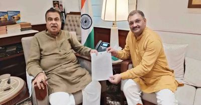 सांसद संतोष पांडेय ने केंद्रीय मंत्री नितिन गडकरी से मिले,कवर्धा से सिमगा फोरलेन सड़क निर्माण का ज्ञापन सौपा