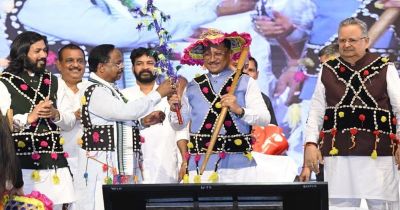 हरेली तिहार पर मुख्यमंत्री निवास में साकार हुई छत्तीसगढ़ की लोक संस्कृति, कृषि परंपरा और ग्रामीण जीवन की जीवंत झांकी हरेली तिहार पर मुख्यमंत्री निवास में साकार हुई छत्तीसगढ़ की लोक संस्कृति, कृषि परंपरा और ग्रामीण जीवन की जीवंत झांकी