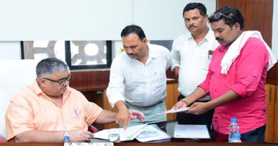 मंत्री अग्रवाल ने विभिन्न क्षेत्रों से पहुंचे नागरिकों की सुनी समस्याएं और सुझाव, अधिकारियों को दिए त्वरित समाधान के निर्देश