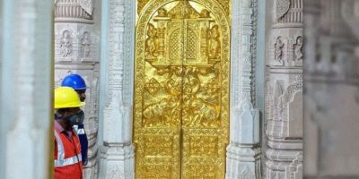 Ayodhya Ram Mandir: राम मंदिर के स्वर्ण जड़ित पहले दरवाजे की तस्वीर आई सामने...100 किलो सोने का होगा इस्तेमाल