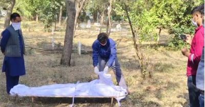 आखिर क्यों माँ ने कब्र से निकाला बेटे का शव...पढ़िए हैरान कर देने वाला मामला आखिर क्यों माँ ने कब्र से निकाला बेटे का शव...पढ़िए हैरान कर देने वाला मामला