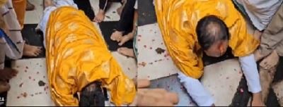 कथा वाचक प्रदीप मिश्रा ने दंडवत होकर नाक रगड़ी, राधा रानी से माफी मांगते हुए कहा ये...