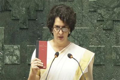 Priyanka Gandhi Oath : संसद सत्र का आज तीसरा दिन, संविधान की प्रति हाथ में लेकर प्रियंका ने ली शपथ