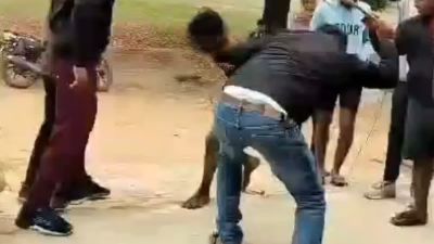 हैवानियत: मोबाइल चोरी के आरोप में बच्चे को खंभे से बांधकर बेरहमी से पीटा, पिटाई के बाद बच्चे के प्राइवेट पार्ट में डाल दी मिर्च