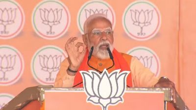 वोटिंग से पहले बिखर रहे 'झाड़ू' के तिनके : पीएम मोदी