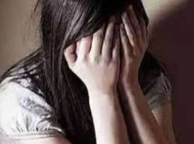 बर्बरता की हदें पार: लड़की से गैंगरेप, तेजाब से ॐ के टैटू को मिटाया, जबरन खिलाया बीफ