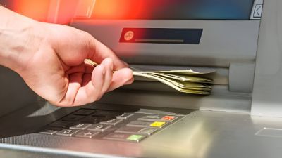 ATM Charges: अब ATM से कैश निकालने पर लगेगा 23 रुपये का चार्ज, बढ़ाया गया ट्रांजैक्शन चार्ज