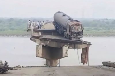 नदी पर बना पुल ढहा, 9 लोगों की मौत, पीएम मोदी ने जताया दुख, मुआवजे का ऐलान