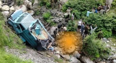 Breaking : 3 जवान शहीद; 200 फीट गहरी खाई में गिरी CRPF की गाड़ी, 10 घायल