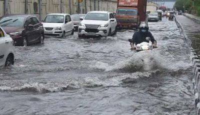 Rain Update: भारी बारिश से डूबी मायानगरी, तालाब में तबदील हुई सड़कें, स्कूल-कॉलेज किए बंद