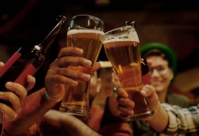 झुमने के लिए हो जाएं तैयार, घटने वाली है बीयर पीने की आयुसीमा , जानें अब किस उम्र में छलका सकेंगे जाम